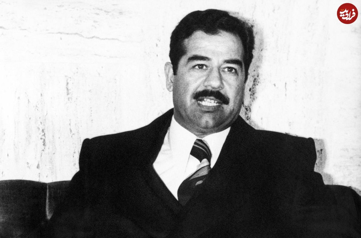 عکس| سفر در تاریخ؛ «صدام» در حال سیگار کشیدن در میان فرزندان اش؛ سال 1355