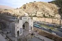 عکس| سفر به ایران قدیم؛ تصویری از «دروازه قرآن شیراز» و اتومبیل‌های قدیمی؛ سال 1313