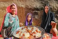 ببینید؛ غذای روستایی در افغانستان؛ پخت یک غذای محلی با برنج و آلو و تهیه دوغ محلی