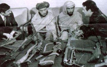 (عکس) تصویر زیرخاکی از اسلحه های عجیب مجاهدان افغان در جنگ علیه شوروی!