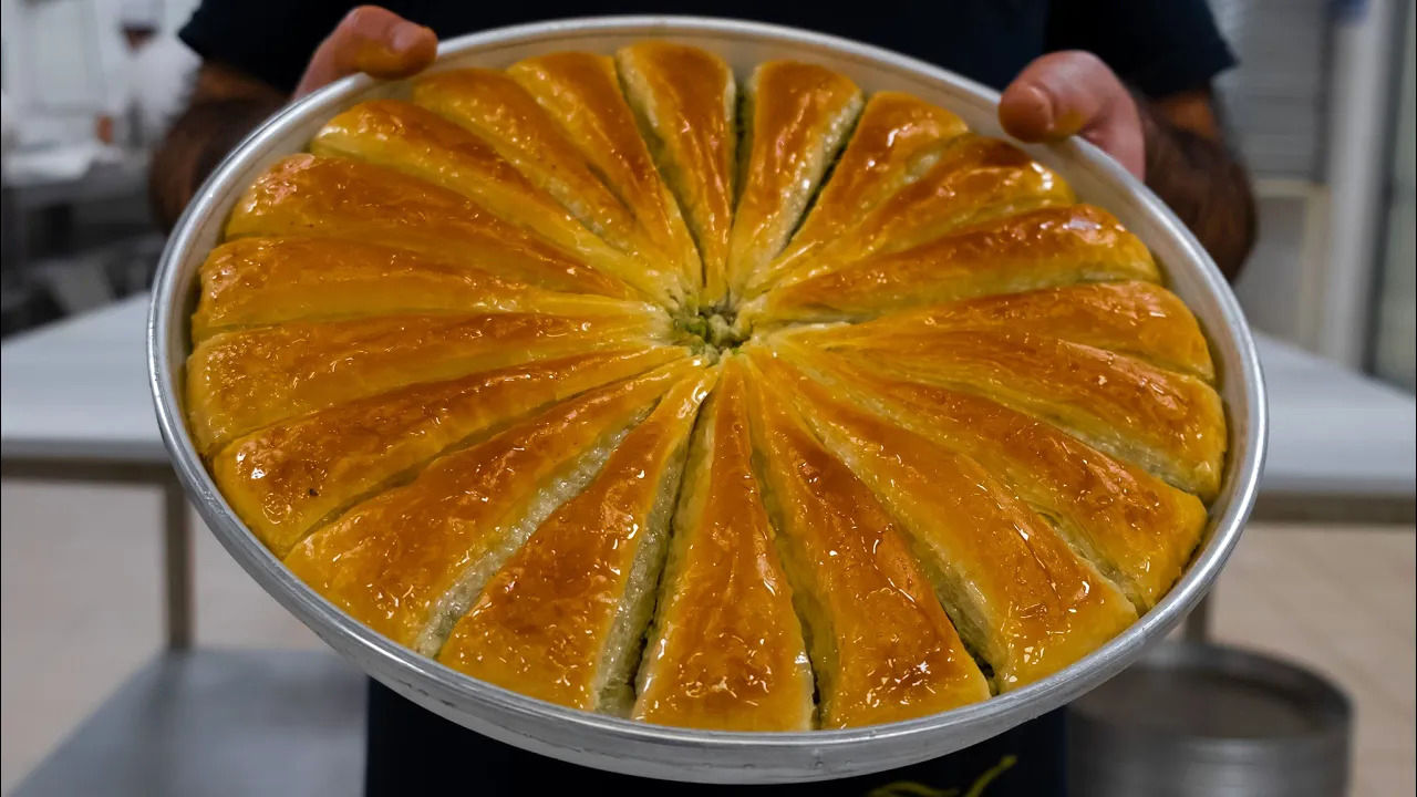(ویدئو) فرآیند پخت باقلوای مشهور ترکیه ای در خانه برای ایام عید