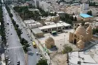 عکس| سفر زمان؛ زن دامغانی در آستانۀ در خانه‌اش؛ 94 سال قبل