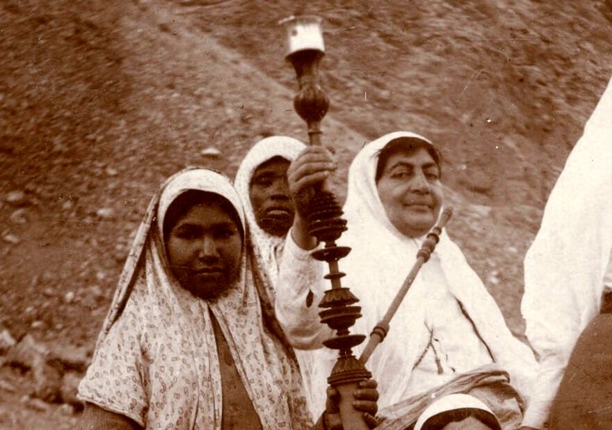 (تصاویر) سفر به عصر قاجار؛ از مرغ‌فروشی با الاغ پیر تا قلیان‌کشی زنانه در کوه
