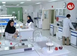 عکس| سفر زمان؛ تصویر جالبی از یک داروساز ایرانی پشت میز کارش؛ 90 سال قبل