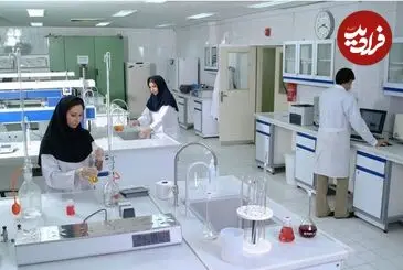 عکس| سفر زمان؛ تصویر جالبی از یک داروساز ایرانی پشت میز کارش؛ 90 سال قبل