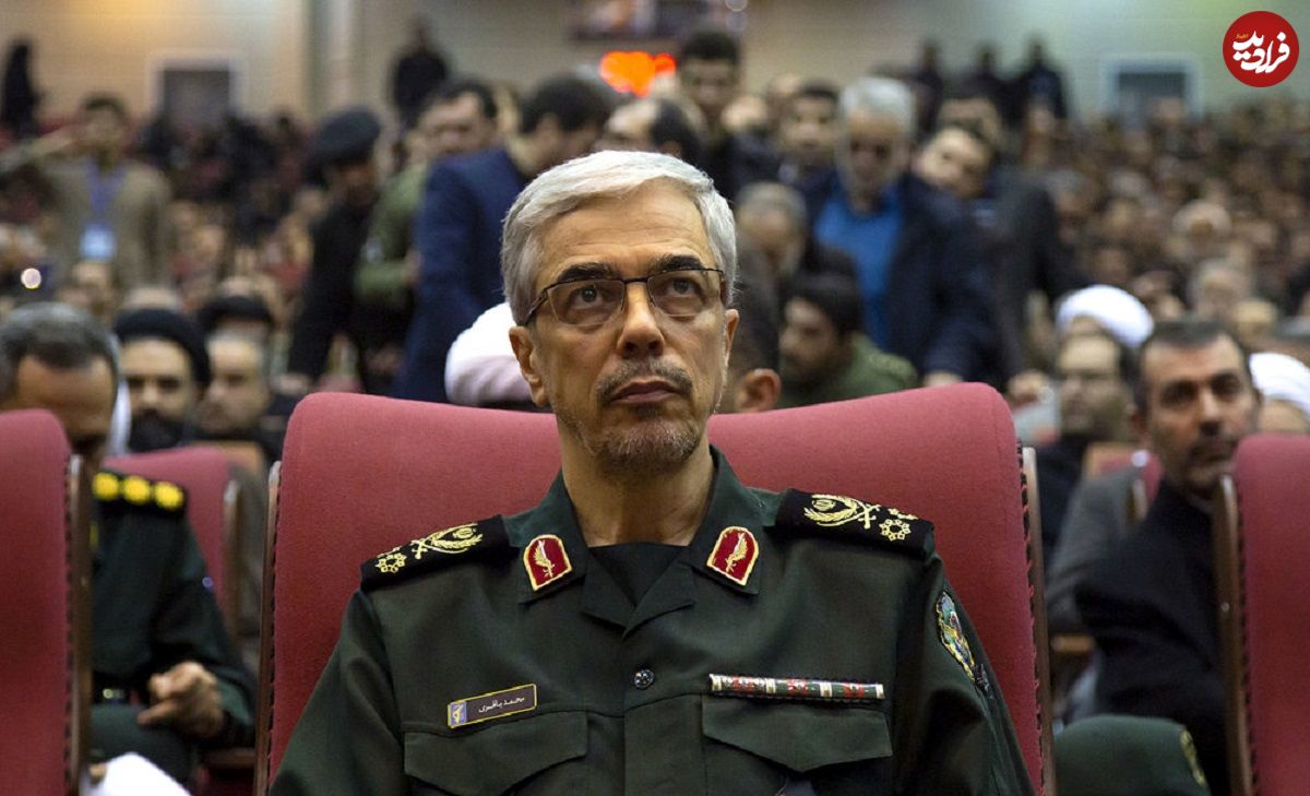عکس؛ سفر در زمان؛ «سرلشکر باقری در حال مشاهده تصویر برادر شهیدش»؛ سال 97