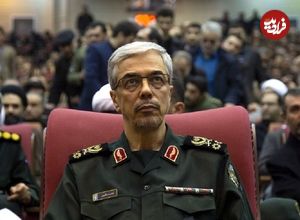 عکس؛ سفر در زمان؛ «سرلشکر باقری در حال مشاهده تصویر برادر شهیدش»؛ سال 97