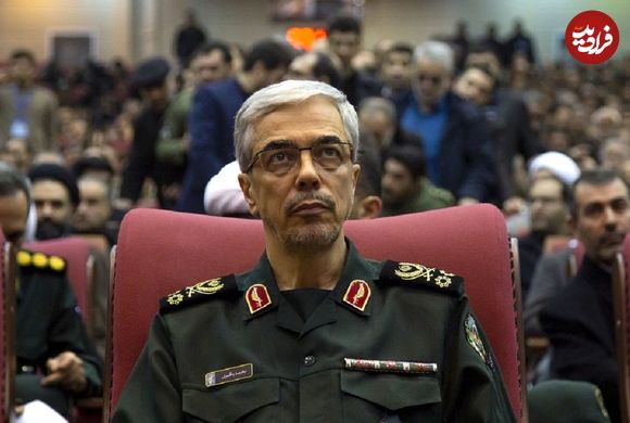 عکس؛ سفر در زمان؛ «سرلشکر باقری در حال مشاهده تصویر برادر شهیدش»؛ سال 97