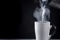 آیا آب گرم می‌تواند به هضم غذا کمک کند؟