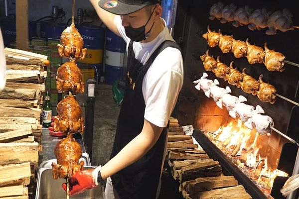 (ویدئو) غذای خیابانی در کره جنوبی؛ پخت متفاوت چلو کباب مرغ هیزمی