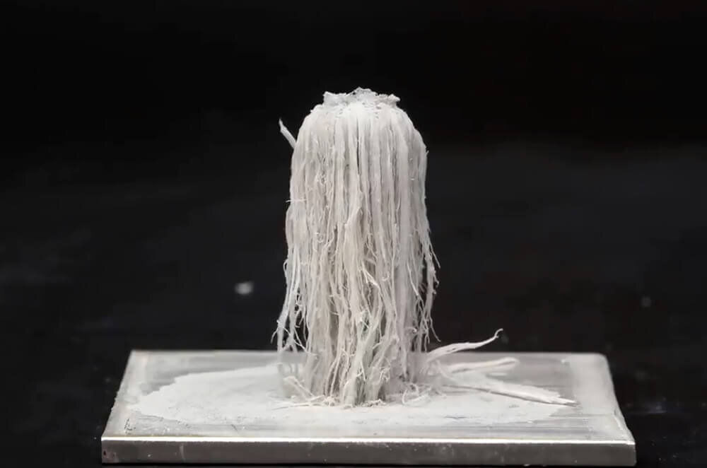 (ویدیو) واکنش عجیب آلومینیوم و جیوه در یک آزمایش شیمیایی