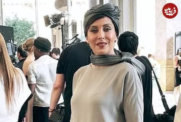 عکس| سفر زمان؛ تیپ و چهره «مهتاب کرامتی» 26 سال قبل در حال دریافت جایزه