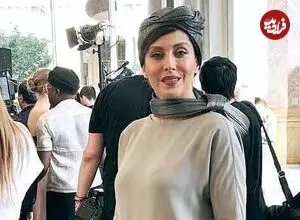 عکس| سفر زمان؛ تیپ و چهره «مهتاب کرامتی» 26 سال قبل در حال دریافت جایزه