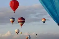 (ویدیو) لحظه ترسناک برخورد یک بالن به کابل برق