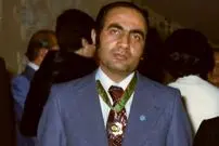 عکس| سفر در زمان؛ «پرویز ثابتی» در حال قدم زدن با رئیس شهربانی