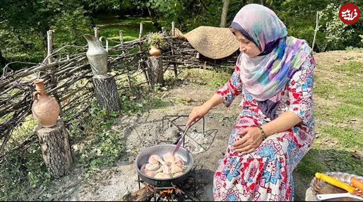 (ویدئو) پخت یک غذای محلی با مرغ و انار به روش بانوی روستایی مازندرانی