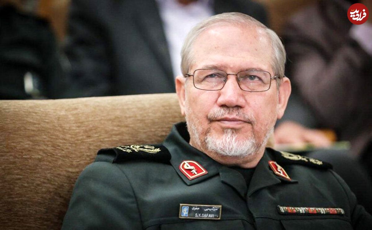 عکس؛ سفر در تاریخ؛ «سرلشکر رحیم صفوی» با کلاشینکف در جبهه؛ دهه 60