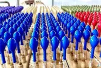 ببینید؛ بادکنک های رنگی چگونه در کارخانه تولید می شوند؟