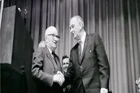 بیمه درمانی سالمندان در آمریکا رسمیت یافت؛ ۸ مرداد ۱۳۴۴