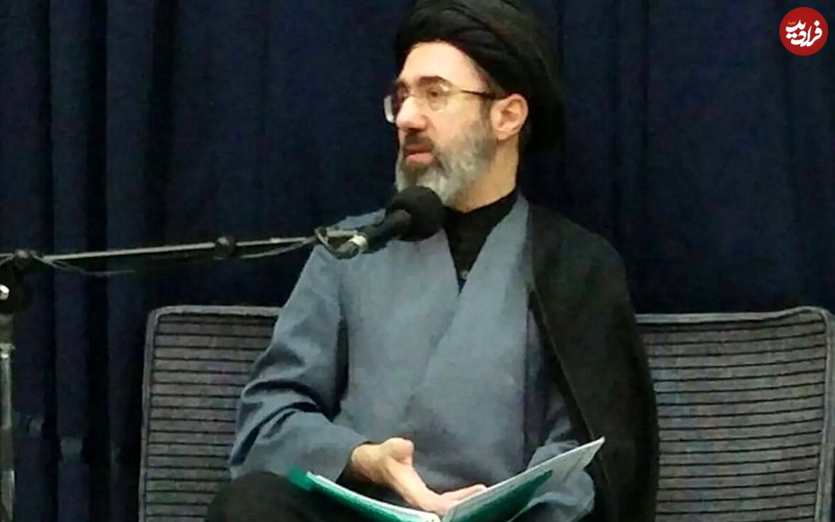 عکس؛ سفر به تاریخ؛ «سید مجتبی خامنهای» در مراسم ترحیم پدر «سردار سلیمانی»؛ سال 96