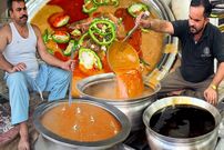 ببینید؛ غذای خیابانی در پاکستان؛ پخت نهاری محبوب با مغز استخوان گاو در کراچی 