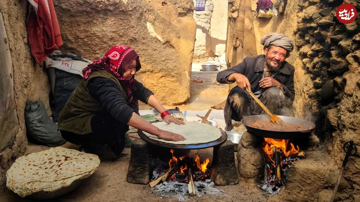(ویدئو) فرآیند پخت نان و غذای محلی با دل و جگر مرغ توسط یک زوج غارنشین افغان