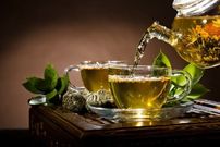 فرق دمنوش، جوشانده، عرقیات و اسانس چیست و کدام بهتر است؟