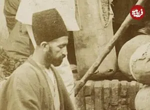عکس| سفر زمان؛ تاجران ایرانی در حال وزن کردن محصول در دوران قاجار