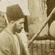 عکس| سفر زمان؛ تاجران ایرانی در حال وزن کردن محصول در دوران قاجار