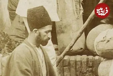 عکس| سفر زمان؛ تاجران ایرانی در حال وزن کردن محصول در دوران قاجار