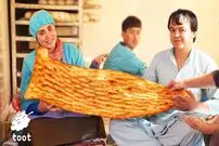 (ویدئو) ببینید افغانستانی ها چگونه نان بربری و سنگک پخت می کنند