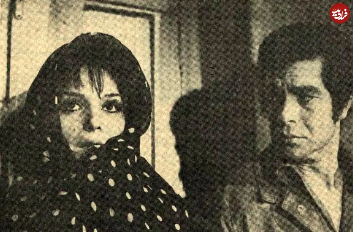 عکس| سفر زمان؛ «نوری کسرایی» در حال گذاشتن کلاه‌خود روی سر «جمشید مشایخی»؛ سال 53