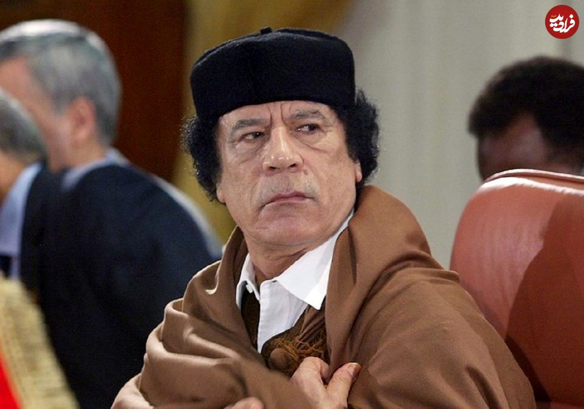 عکس| سفر در زمان؛ «معمر قذافی» در حال مطالعه در خانه‌اش در طرابلس؛ سال 1352