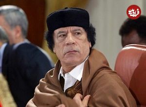 عکس| سفر در زمان؛ «معمر قذافی» در حال مطالعه در خانه‌اش در طرابلس؛ سال 1352