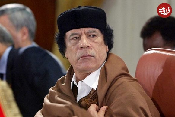 عکس| سفر در زمان؛ «معمر قذافی» در حال مطالعه در خانه‌اش در طرابلس؛ سال 1352