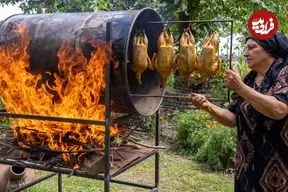ببینید| غذای روستایی در آذربایجان؛ کباب کردن اردک در بشکه