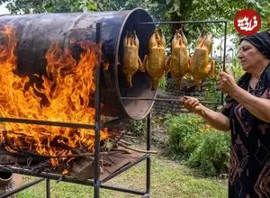 ببینید| غذای روستایی در آذربایجان؛ کباب کردن اردک در بشکه