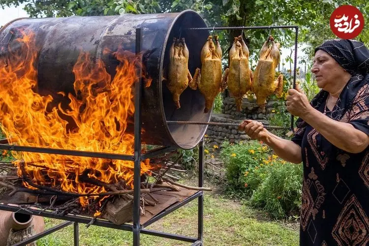 ببینید| غذای روستایی در آذربایجان؛ کباب کردن اردک در بشکه
