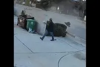 (ویدئو) فرار میلیمتری مرد از مرگ مقابل صندوق پستی!