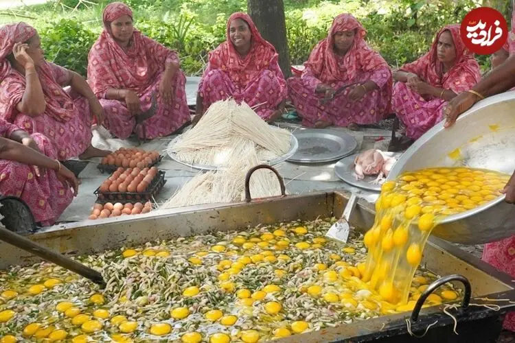 ببینید| غذای روستایی در بنگلادش؛ پخت خوراک با 40 بسته نودل، 20 کیلو مرغ و 300 تخم مرغ
