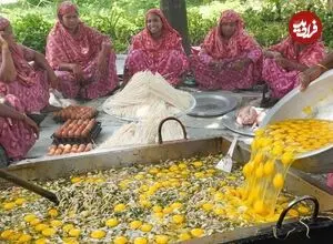 ببینید| غذای روستایی در بنگلادش؛ پخت خوراک با 40 بسته نودل، 20 کیلو مرغ و 300 تخم مرغ