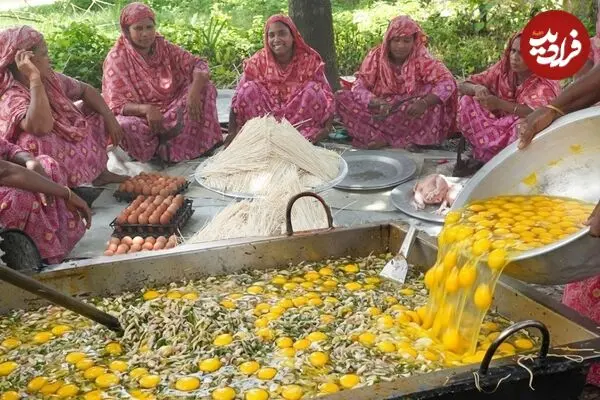 ببینید| غذای روستایی در بنگلادش؛ پخت خوراک با 40 بسته نودل، 20 کیلو مرغ و 300 تخم مرغ
