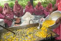 ببینید| غذای روستایی در بنگلادش؛ پخت خوراک با 40 بسته نودل، 20 کیلو مرغ و 300 تخم مرغ