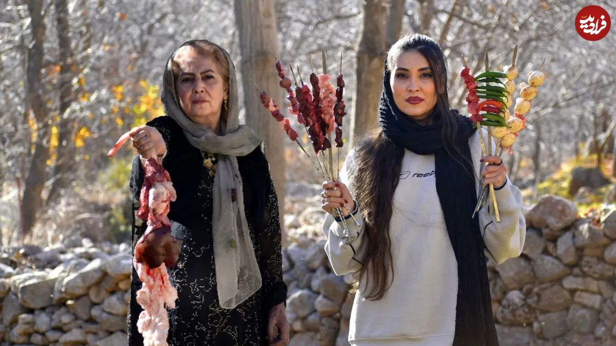 (ویدئو) کباب کردن دل و جگر روی ذغال به سبک مادر و دختر روستایی کردستانی