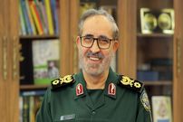 عکس؛ سفر به تاریخ؛ «سردار شادمانی، فرمانده قرارگاه خاتم» با جلیقۀ نمدی کُردی در جبهه؛ دهۀ 60