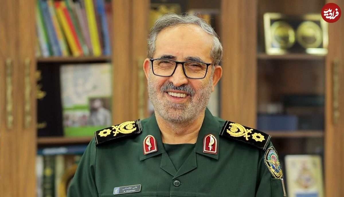 عکس؛ سفر به تاریخ؛ «سردار شادمانی، فرمانده قرارگاه خاتم» با جلیقۀ نمدی کُردی در جبهه؛ دهۀ 60