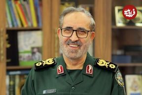 عکس؛ سفر به تاریخ؛ «سردار شادمانی، فرمانده قرارگاه خاتم» با جلیقۀ نمدی کُردی در جبهه؛ دهۀ 60