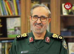 عکس؛ سفر به تاریخ؛ «سردار شادمانی، فرمانده قرارگاه خاتم» با جلیقۀ نمدی کُردی در جبهه؛ دهۀ 60