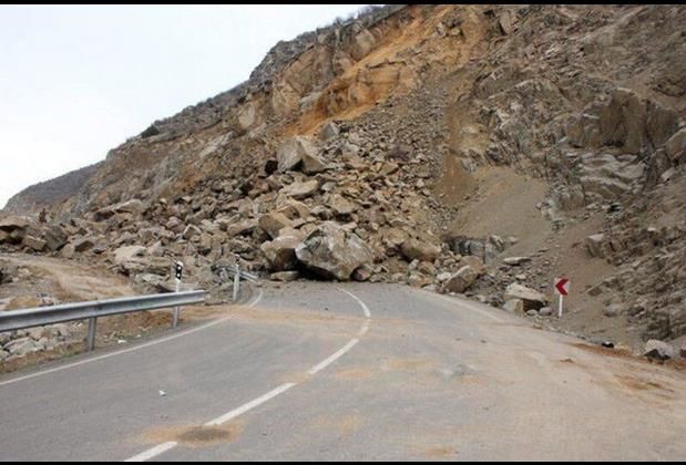 (ویدئو) سقوط عجیب سنگ بزرگ در روستای دهبکر مهاباد