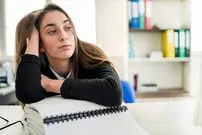 چرا کارهایمان را به‌تعویق می‌اندازیم؟